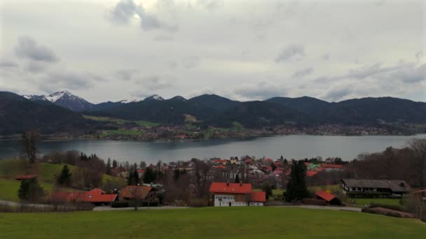Landschaft Tegernsee Schönes Frühlingspanorama Karwendelalpen Blick Auf Die Stadt Tegernsee — Stockvideo