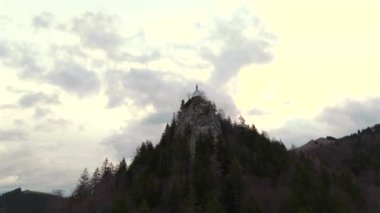 Riedersteinkapelle uber Tegernsee. Riederstein şapeli Almanya 'da Bavyera' da Tegernsee Gölü 'nün tepesindeki küçük neo-gotik kilise. Alplerdeki uçurumun kenarındaki küçük beyaz kilise. Hava görüntüsü Riederstein Kapelle. 