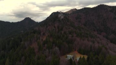 Riedersteinkapelle uber Tegernsee. Riederstein şapeli Almanya 'da Bavyera' da Tegernsee Gölü 'nün tepesindeki küçük neo-gotik kilise. Alplerdeki uçurumun kenarındaki küçük beyaz kilise. Hava görüntüsü Riederstein Kapelle. 