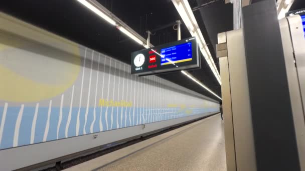 München Németország Michaelibad Metróállomás Belseje Das Innere Der Bahn Állomás — Stock videók