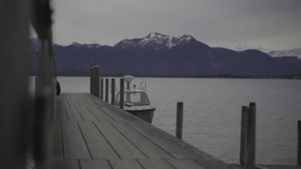 バイエルン州チエムガウ湖 バイエルン湖の美しい夕日 ピアからの山とボートの景色を望むチエミーゼ チエムガウとシュリアー アルプス プリーナー シュラーレン — ストック動画