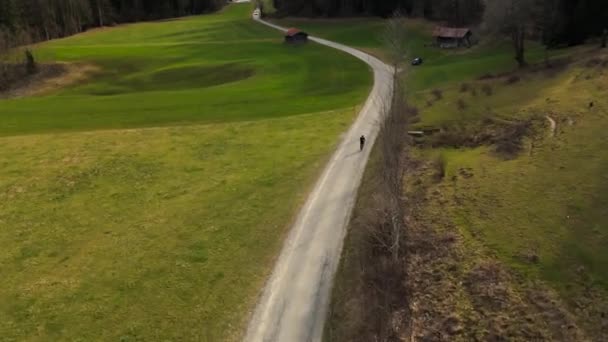 Велосипедисти Їздять Асфальтовою Дорогою Гірській Долині Баварських Альп Навесні Видом Стоковий Відеоролик