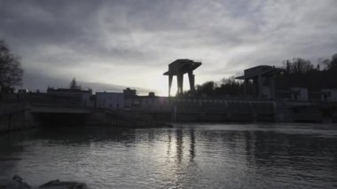 Laufserkraftwerk Wasserburg am Inn. Almanya 'da Inn River' da Wasserburg am Inn kasabasındaki hidroelektrik santrali. Oberbayerische Alpenvorland. Kraftwerk Wasserburg. Elektrik santrali. 