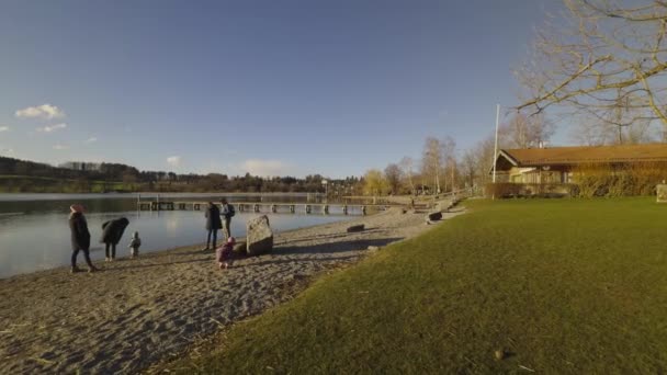 2024年4月28日 2024年4月28日 テガンゼ湖 バイエルン州 ドイツ 晴れた春の日には湖畔のビーチでリラックスし バイエルンアルプスを見下ろす 人々は湖で最初の晴れた日をキャッチ — ストック動画