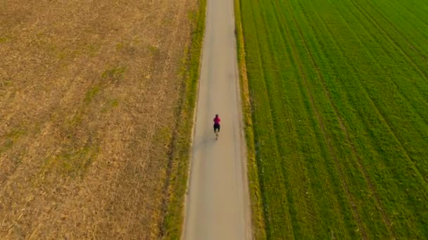 Női Kerékpáros Kerékpározás Aszfalt Úton Elválasztó Két Területen Zöld Sárga — Stock videók
