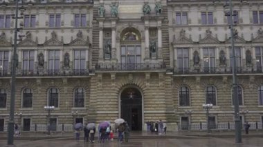 29 Aralık 2023. Hamburg, Almanya. Islak havada meydan ve belediye binası. Hamburg 'da belediye başkanının yüzü. Hamburger Rathaus. Belediye başkanının ofis kulesi. Belediye binası. Hamburgischen Burgerschaft