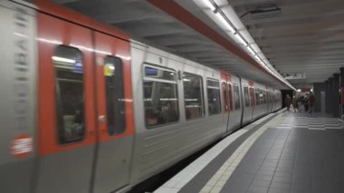29 Aralık 2023. Hamburg, Almanya. U-Bahnhof St. Pauli. U-Bahn Haltestelle St. Pauli U3. Millerntorplatz, Reeperbahn. Hamburg 'daki merkez metro istasyonu, Kuzey Alman yeraltı