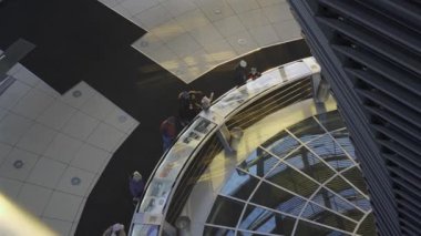 27 Aralık 2023. Berlin, Almanya. Şafakta Reichstag cam kubbesi. Gün batımında Berlin 'deki Bundestag' ın cam kubbesinin içindeki sarmal geçit. Kuppel und Dachterrasse des Reichstagsgebaudes