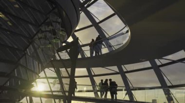 Berlin, Almanya. Şafakta Reichstag cam kubbesi. Gün batımında Berlin 'deki Bundestag' ın cam kubbesinin içindeki sarmal geçit. Kuppel und Dachterrasse des Reichstagsgebaudes