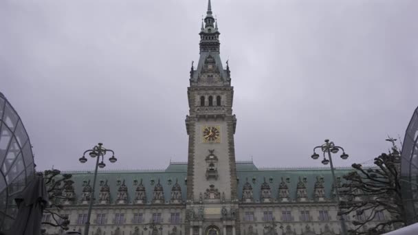 2023年12月29日 ハンブルク ドイツ 湿った天候で広場と市庁舎の建物 ハンブルクの自治体のメイリーのファサード ハンバーガー ラサウス メイヤーズ オフィス タワー — ストック動画