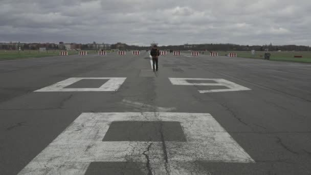 Berlin Németország Flughafen Berlin Tempelhof Használaton Kívüli Reptér Átalakult Nyilvános — Stock videók