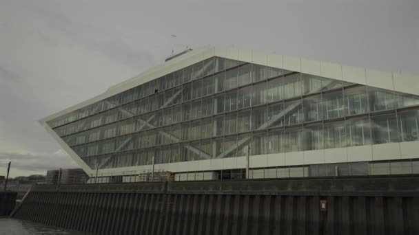 Hamburg Moderne Architektur Dockland Bürogebäude Hamburg Hafengebäude Mit Begehbarer Treppe — Stockvideo