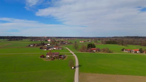 德国巴伐利亚的一个小村庄 春日阳光明媚 四面环绕着道路和绿地 拜仁拥有有机农田的小农业社区的空中景观 农田的Drone视图 — 图库视频影像