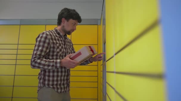 Kuning Self Service Terminal Pos Seseorang Mengirim Paket Parsel Mengambil — Stok Video
