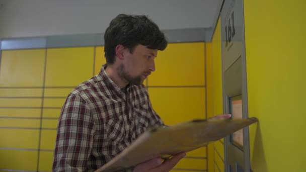 Žlutý Samoobslužný Poštovní Terminál Muž Posílající Balík Vyzvednutí Balíků Bezkontaktní — Stock video