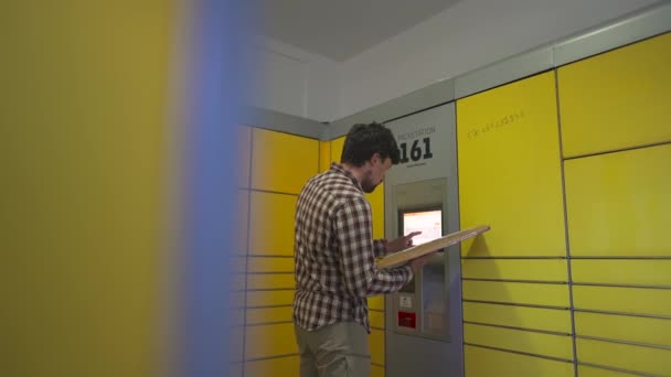 Žlutý Samoobslužný Poštovní Terminál Muž Posílající Balík Vyzvednutí Balíků Bezkontaktní — Stock video