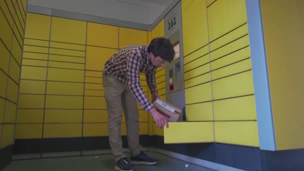 Terminale Postale Self Service Giallo Uomo Che Manda Pacchi Punto — Video Stock