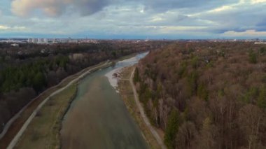Almanya 'nın Münih kentindeki Isar Nehri' nin güneşli sonbahar günbatımında Yukarı Bavyera 'daki hava manzarası. Isar Nehri 'nin insansız hava aracı görüntüsü Muenchen' de, gün batımında, parlak bahar zamanı. Münih 'te Luftaufnahme der Isar. 