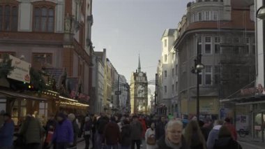 29 Aralık 2023. Rostock, Almanya. Kropeliner Tor der Rostocker Stadtbefestivalgung. Rostock şehrinin şehir merkezindeki alışveriş caddesinde güneşli kış havasında tarihi Kropeliner kapısı. Kropeliner Caddesi 