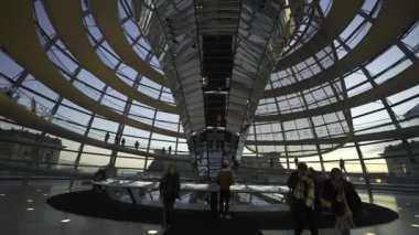 27 Aralık 2023. Berlin, Almanya. Şafakta Reichstag cam kubbesi. Gün batımında Berlin 'deki Bundestag' ın cam kubbesinin içindeki sarmal geçit. Kuppel und Dachterrasse des Reichstagsgebaudes