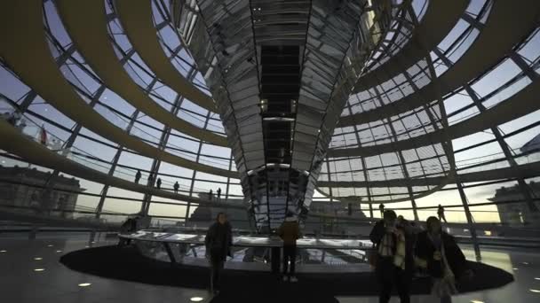 December 2023 Berlijn Duitsland Reichstag Glazen Koepel Interieur Bij Dageraad — Stockvideo