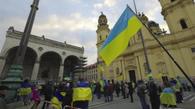 17 Şubat 2024. Münih, Almanya. Odeonsplatz Münih 'te Rusya ile savaşa karşı Ukrayna' yı desteklemek için toplandık. Rusya 'nın Ukrayna' yı işgaline karşı Almanya 'da savaş karşıtı gösteri. 