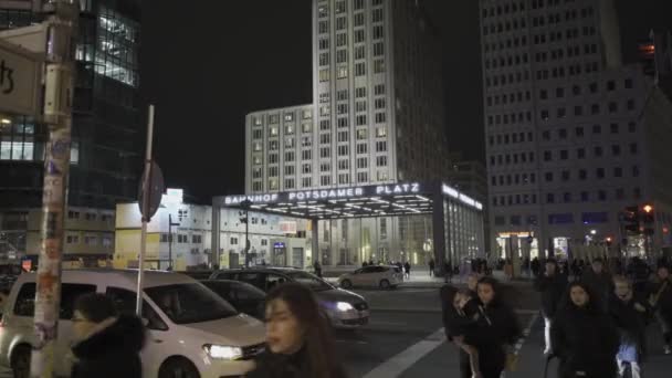 2023年12月26日德国柏林 波茨达默 普拉斯 柏林在晚上 波茨达默广场的夜市天际线夜市 摩天大楼 市区的交通 新的现代金融区 — 图库视频影像