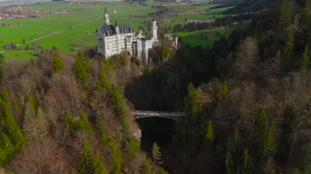 Vista Aérea Castelo Neuschwanstein Ponte Marienbrucke Através Desfiladeiro Pollat Alpes — Vídeo de Stock