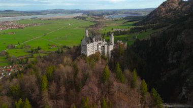 Neuschwanstein Kalesi ve Marienbrucke köprüsü Ammergau Alpleri 'ndeki Pollat geçidi üzerinde. Ünlü Neuschwanstein Şatosu, Fussen, Bavyera, Almanya ve Marys Köprüsü