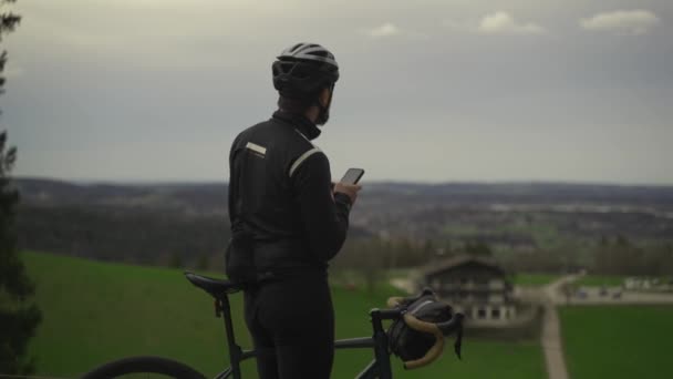 Mężczyzna Rowerzysta Robi Zdjęcie Swoim Smartfonie Pięknym Widokiem Jezioro Chiemsee — Wideo stockowe