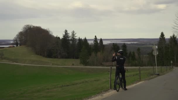Αρσενικό Ποδηλάτης Παίρνει Φωτογραφία Στο Smartphone Του Όμορφη Θέα Της — Αρχείο Βίντεο