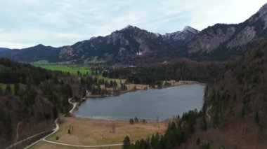 Schwansee Alp Gölü 'nden Neuschwanstein Şatosu baharda görülüyor. Schwansee im Ostallgau, Bayern sudostlich von Fussen im Gemeindegebiet von Schwangau 'da. Schloss Neuschwanstein und der See. 