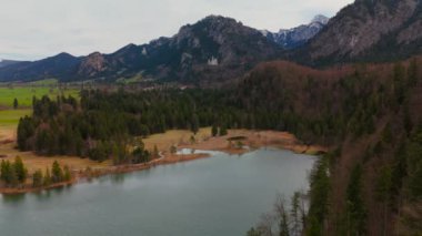 Schwansee Alp Gölü 'nden Neuschwanstein Şatosu baharda görülüyor. Schwansee im Ostallgau, Bayern sudostlich von Fussen im Gemeindegebiet von Schwangau 'da. Schloss Neuschwanstein und der See. 