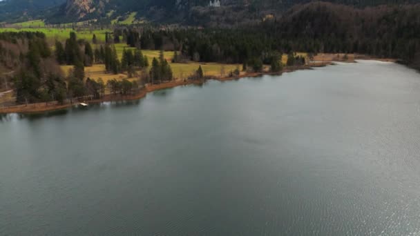 Widok Zamku Neuschwanstein Alpejskiego Jeziora Schwansee Wiosną Schwansee Ostallgau Bayern — Wideo stockowe