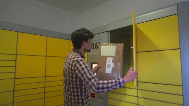Gul Postterminal För Självbetjäning Man Skickar Paket Paketutlämningspunkt Kontaktlös Självbetjäningsterminal — Stockvideo