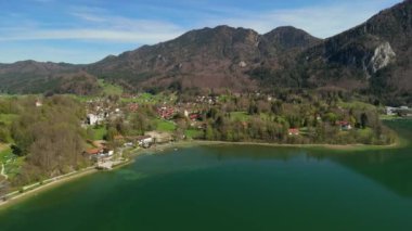 Kochel am See ein Dorf im oberbayerischen Landkreis Bad Tolz-Wolfratshausen. Kochelsee Gölü, Bavyera, Almanya. Bavyera 'da tatil teması. Güneşli hava manzaralı güzel kristal berrak göl. 