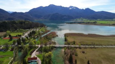 Kochel am See ein Dorf im oberbayerischen Landkreis Bad Tolz-Wolfratshausen. Kochelsee Gölü, Bavyera, Almanya. Bavyera 'da tatil teması. Güneşli hava manzaralı güzel kristal berrak göl. 