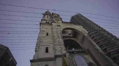 27 Aralık 2023. Berlin, Almanya. Geber Evangelische Kaiser-Wilhelm-Gedachtniskirche In der Weihnachtszeit. Noel boyunca Protestan Kaiser Wilhelm Memorial Kilisesi. Berlin 'de Breitscheidplatz. 