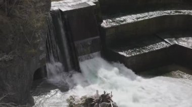 Lechfall şelalesi, Fussen yakınlarındaki Lech nehri, Ostallgaeu, Allgaeu, Swabia, Bavyera, Almanya, Avrupa. Gedenkstein Via Claudia Augusta. Maxsteg Fussen. Wehr WKW Mangfall. Kral Max İskelesi. 
