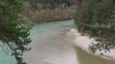 Lechfall şelalesi, Fussen yakınlarındaki Lech nehri, Ostallgaeu, Allgaeu, Swabia, Bavyera, Almanya, Avrupa. Gedenkstein Via Claudia Augusta. Maxsteg Fussen. Wehr WKW Mangfall. Kral Max İskelesi. 