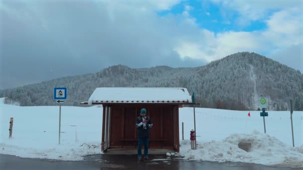 Donmuş Adam Almanya Nın Bavyera Dağ Köyünde Kışın Karlı Havada — Stok video