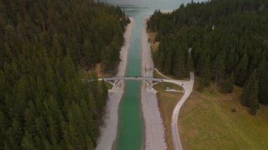 Avusturya Alplerinde gökyüzü manzaralı bir göl. Tirols Plansee 'yi görün. Plansee im Bezirk Reutte, Tirol, Osterreich innerhalb der Ammergauer Alpen. Avusturya 'da büyük temiz bir göl. Dağlarda rezervuar. 