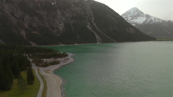 Avusturya Alplerinde Gökyüzü Manzaralı Bir Göl Tirols Plansee Görün Plansee — Stok video