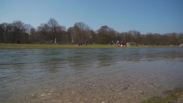 Мюнхен Німеччина Люди Відпочивають Зеленій Траві Поблизу Річки Ізар Енглішергарті Ліцензійні Стокові Відео