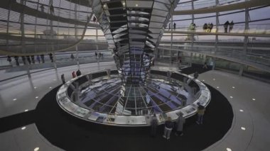27 Aralık 2023. Berlin, Almanya. Şafakta Reichstag cam kubbesi. Gün batımında Berlin 'deki Bundestag' ın cam kubbesinin içindeki sarmal geçit. Kuppel und Dachterrasse des Reichstagsgebaudes