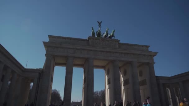 2022年3月10日 布兰登伯格托尔春天阳光灿烂的一天 游客们漫步在柏林的一个主要旅游景点勃兰登堡门 柏林新古典主义胜利拱门 — 图库视频影像