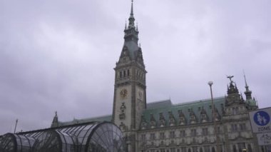29 Aralık 2023. Hamburg, Almanya. Islak havada meydan ve belediye binası. Hamburg 'da belediye başkanının yüzü. Hamburger Rathaus. Belediye başkanının ofis kulesi. Belediye binası. Hamburgischen Burgerschaft