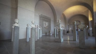 14 Ocak 2024. Münih, Almanya. Innenraum Glyptothek und Ausstellungen im Inneren in Munchen am Konigsplatz, Deutschland. Munchener Glyptothek. Glyptothek Münih antik heykel koleksiyonu. 