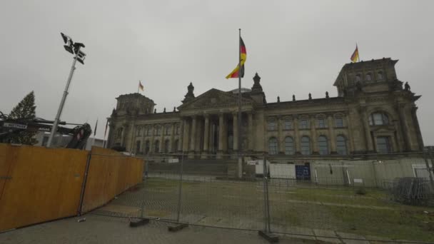 ベルリン ドイツ ドイツ バンデスタグは建設の障壁の背後にある 改修工事のためのフェンス ドイツ国旗 ドイツ国会議事堂 ベルリン — ストック動画