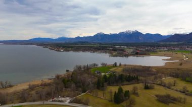 Almanya, Bavyera, Hava manzaralı Prien am Chiemsee ve arka planda Chiemgau Alpleri. Das Bayerische Meer. Chiemgauer Bergen. Bayern 'deki en büyük gölün insansız hava aracı görüntüsü. Bernau am Chiemsee. 